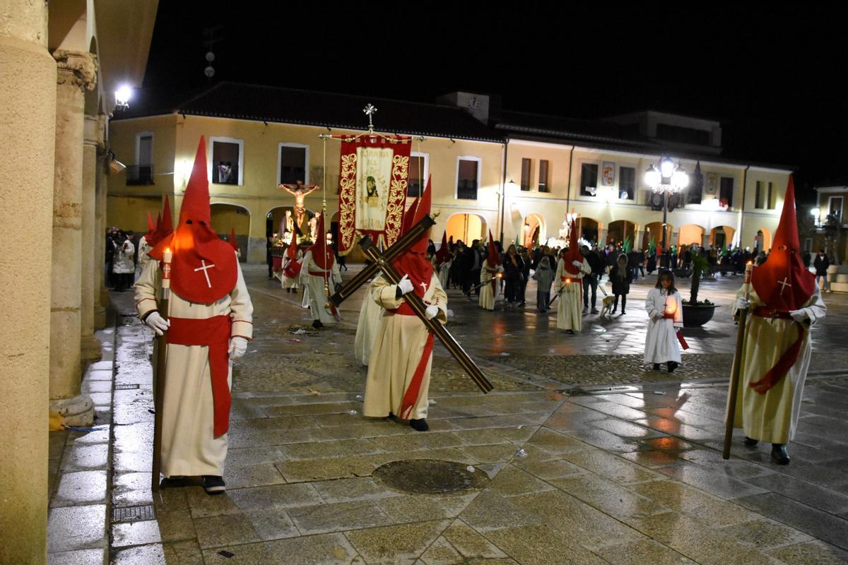 Hermanos de la cofradía desfilan por la Plaza Mayor de la villa