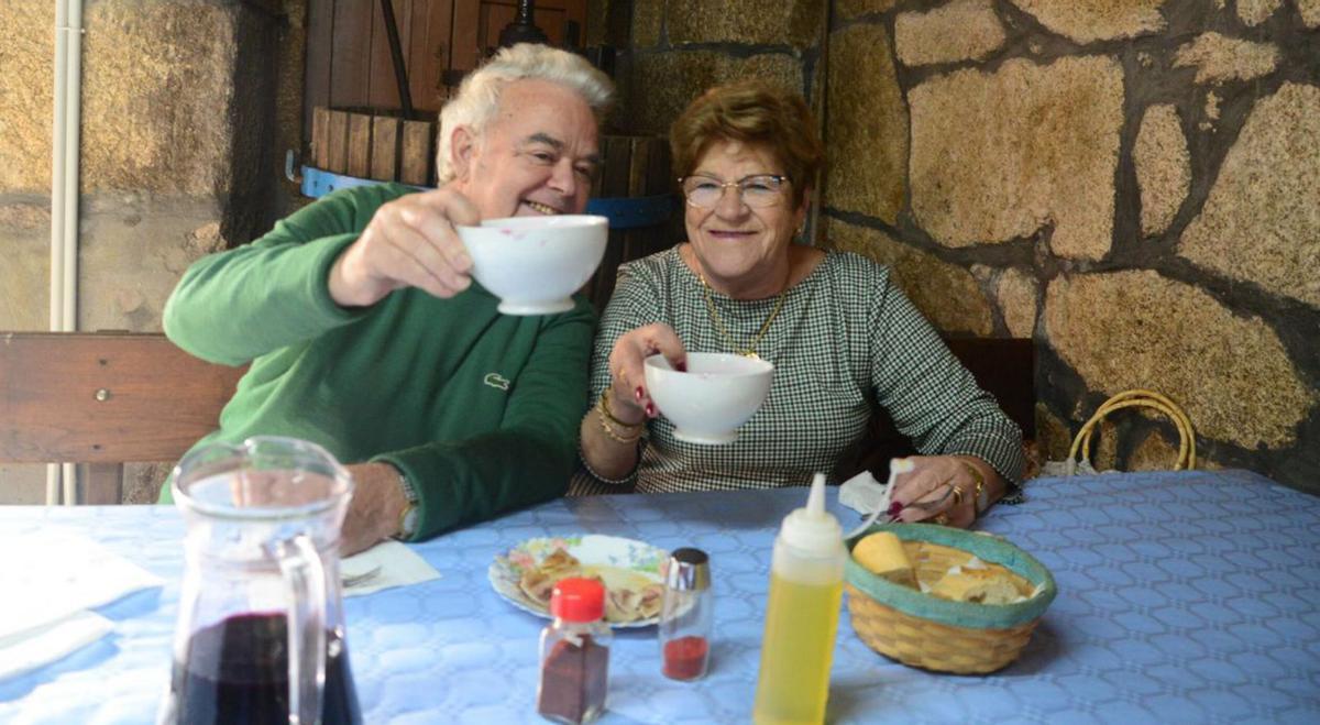 Grupo de amigos, ayer,
en San Martiño. |  S. Álvarez