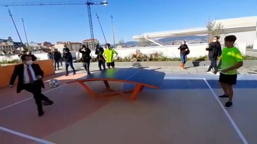 Abel Caballero se atrevió a darle toques a un balón de fútbol para jugar al 'teqball'.