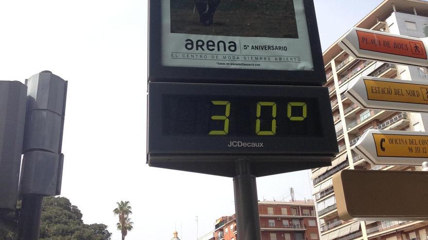 Termómetro marca 30 grados.