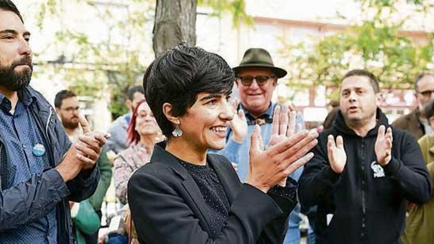 Claudia Delso aplaude a las puertas del juzgado en mayo del año pasado. Carlos Pardellas