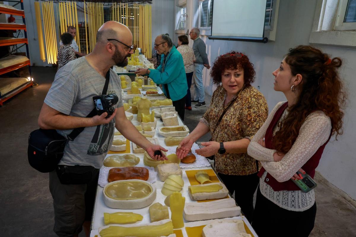 El taller en el que Antoni Miralda presentó su «Romería Update», fusionando su arte con los moldes de exvootos de la histórica Cerería Diéguez, en Pontecesures.