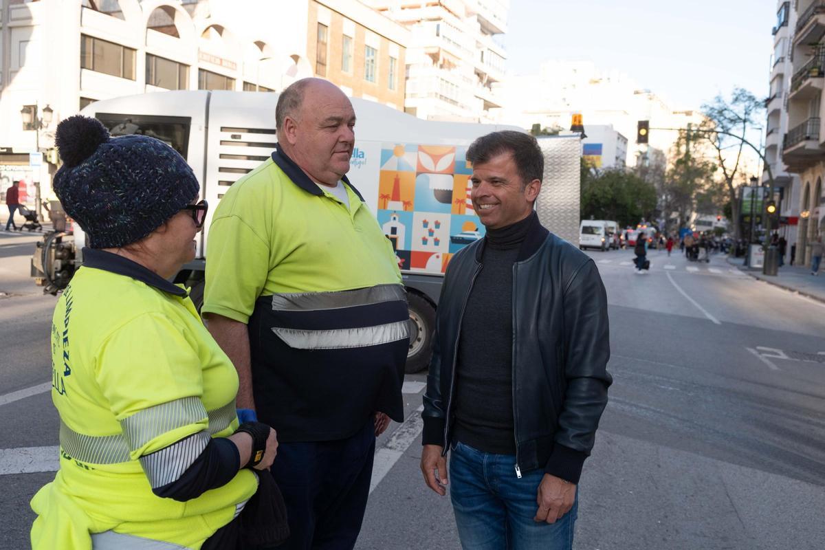 Operarios de limpieza, junto al concejal de Limpieza, Playas y Medio Ambiente, Diego López