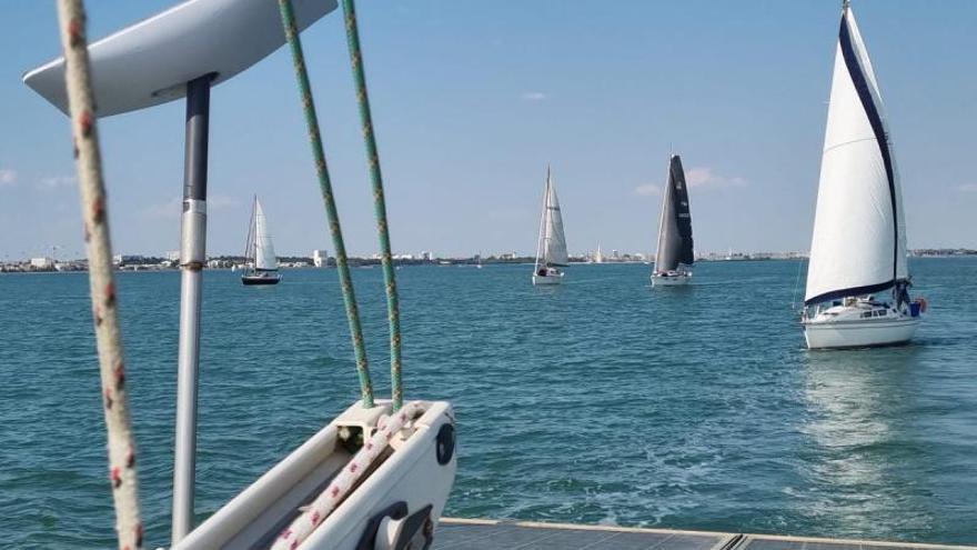 Salida de la flota el pasado martes del puerto francés de La Rochelle.