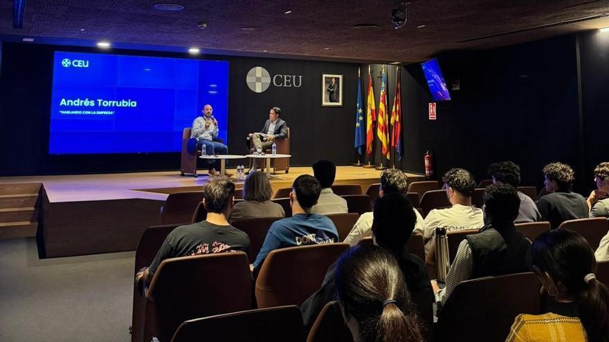 Mirar al futuro desde el aula: empresarios y estudiantes dialogan sobre inteligencia artificial en CEU Elche