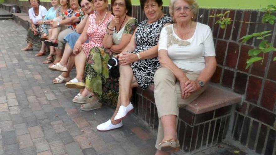 Las integrantes de la asociación cultural «Les Ayalgues de Carreño»: por la izquierda, Cheres Quintín, Amelia González, Maribel Rodríguez, Mary García, Nieves Escudero, Gloria Salazar, Aidé Fernández, Mely Martínez y Luisina Iglesias, en el parque Maestro Antuña de Candás.