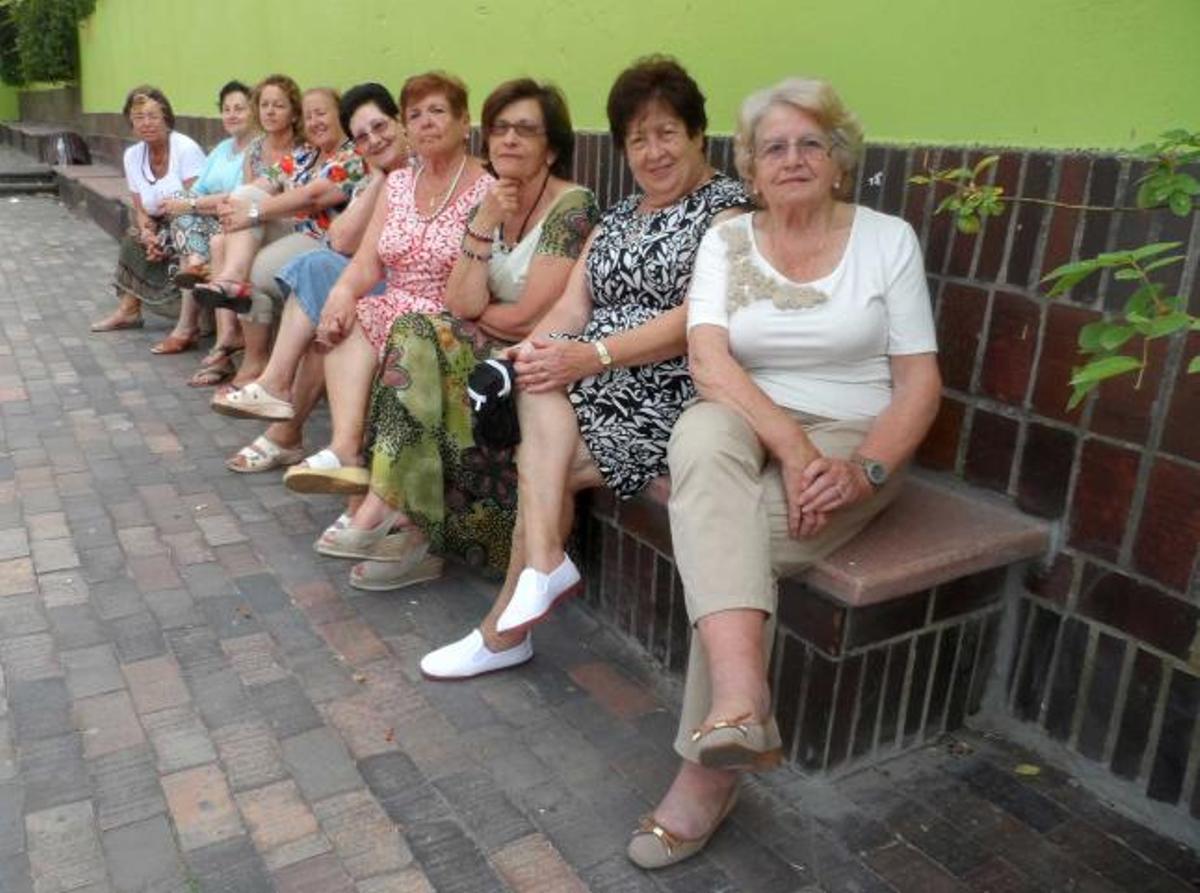 Las integrantes de la asociación cultural «Les Ayalgues de Carreño»: por la izquierda, Cheres Quintín, Amelia González, Maribel Rodríguez, Mary García, Nieves Escudero, Gloria Salazar, Aidé Fernández, Mely Martínez y Luisina Iglesias, en el parque Maestro Antuña de Candás.