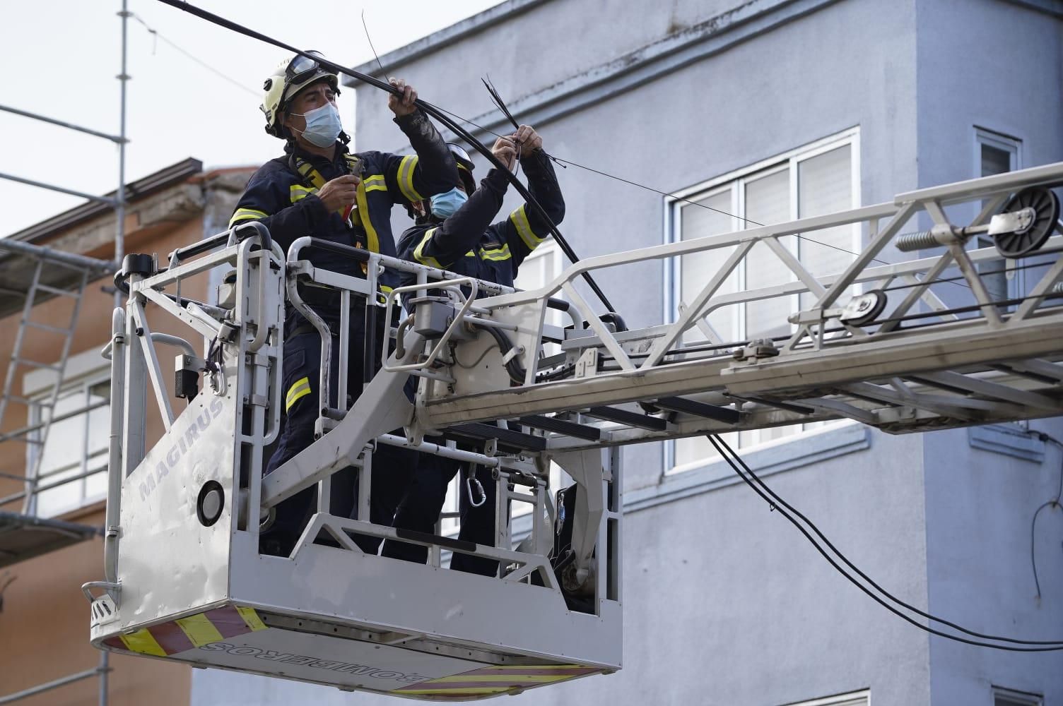 Los bomberos actuando para arreglar la avería