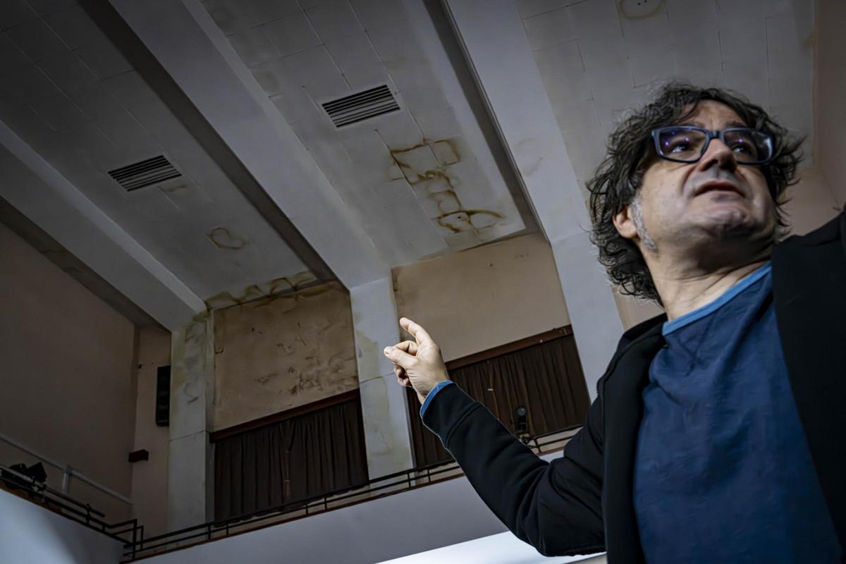 El Institut Sants, entre lo retro y lo ruinoso: crónica visual de un centro que envejece sin cuidados