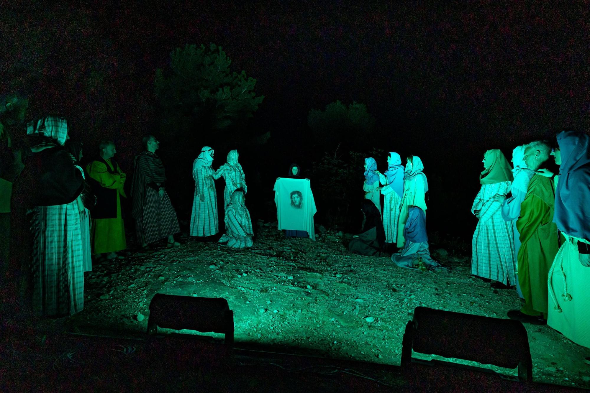 Actores y actrices amateurs escenifican “La Passió” de La Nucia en la noche del Jueves Santo