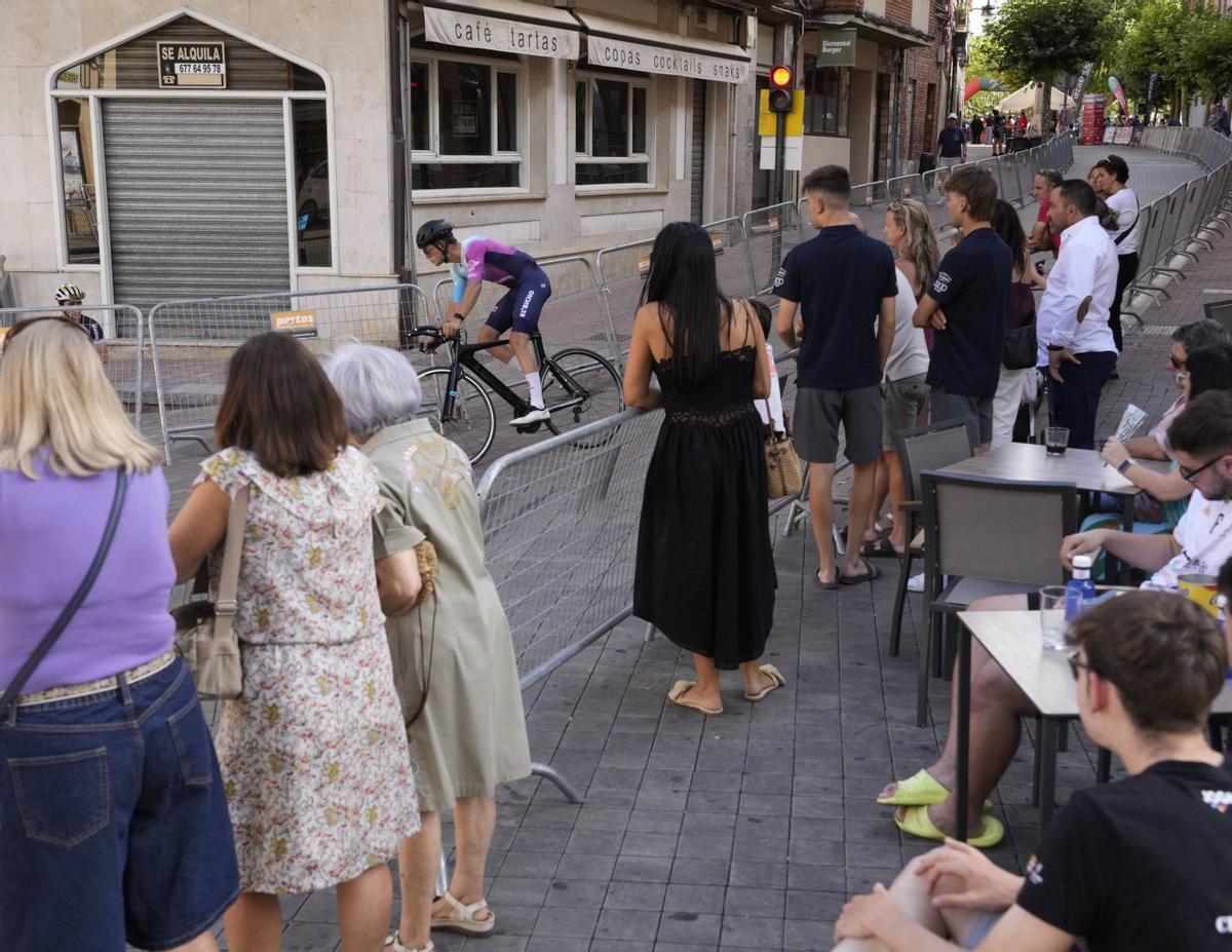 Benavente salió a la calle para seguir la carrera desde diversos puntos. | JOSÉ LUIS FERNÁNDEZ
