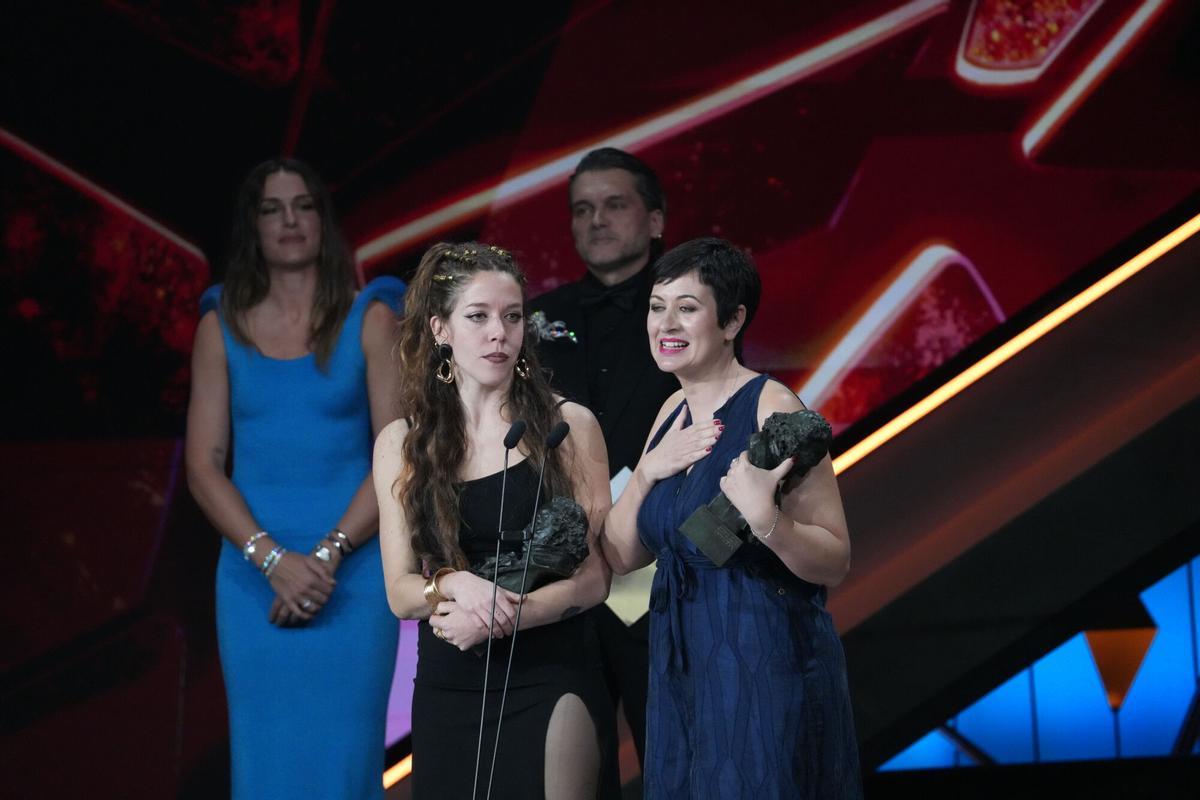 Paula Gallifa y Ana Rubio recogen el Goya a mejores efectos especiales por 'Los tigres'.