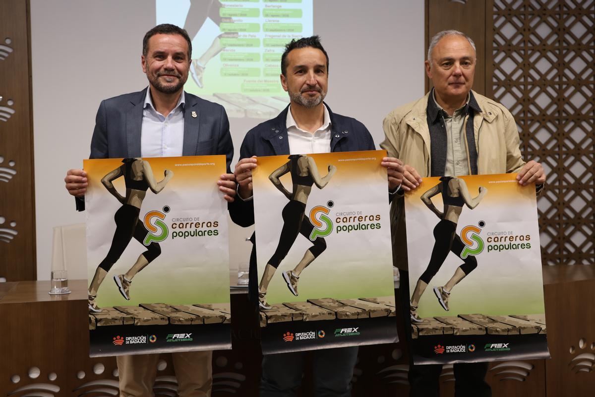 Acto de presentación del circuito conducido por Ricardo Cabezas, acompañado por Francisco Javier Fernández, alcalde de Navalvillar de Pela, y el vicepresidente de la Federación Extremeña de Atletismo, José María Blanco