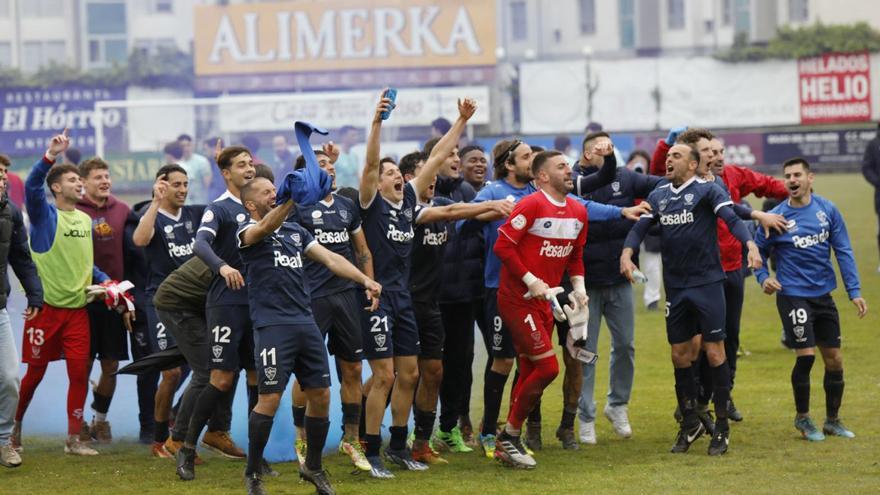 Los jugadores del Marino, ayer, celebrando la permanencia en Miramar delante de su afición tras finalizar el partido ante el Covadonga  | Fernando Rodríguez