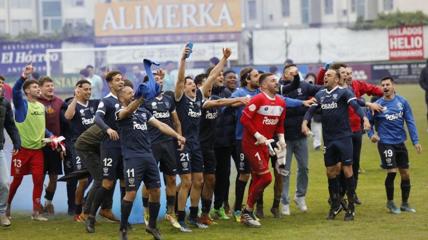 Los jugadores del Marino, ayer, celebrando la permanencia en Miramar delante de su afición tras finalizar el partido ante el Covadonga  | Fernando Rodríguez