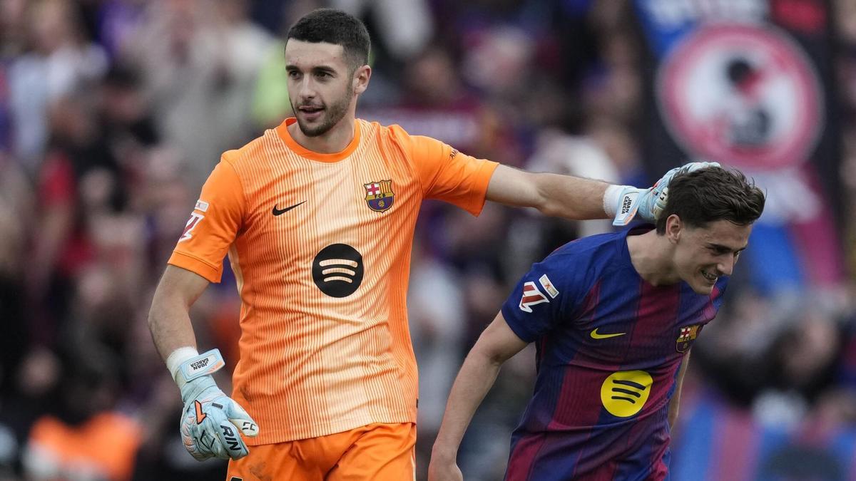 Joan Garcia y Gavi, durante el partido contra el Espanyol