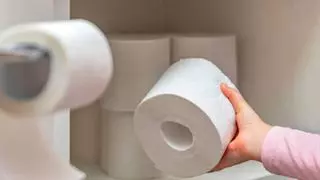 ¿Por qué la gente mete papel higiénico en la nevera?
