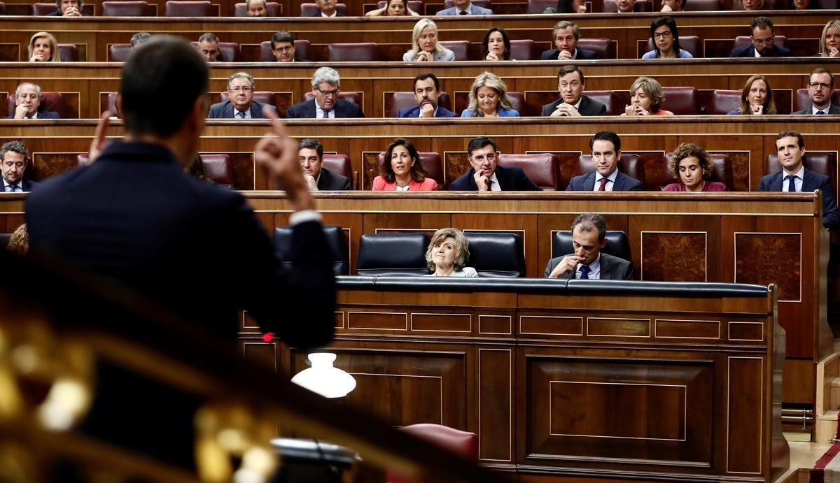 GRAF6081. MADRID, 19/09/2018.-El presidente del Gobierno, Pedro Sánchez, iz., se dirige al presidente del PP, Pablo Casado, fondo-izquierda, durante la sesión de control al Gobierno hoy en el Congreso de los Diputados. EFE/Mariscal GRAF6081. MADRID, 19/09/2018.-El presidente del Gobierno, Pedro Sánchez, iz., se dirige al presidente del PP, Pablo Casado, fondo-izquierda, durante la sesión de control al Gobierno hoy en el Congreso de los Diputados. EFE/Mariscal