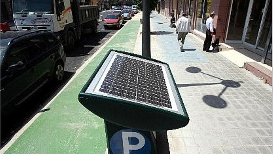 Los nuevos cajeros de la ORA con placas solares de la avenida del Puerto.