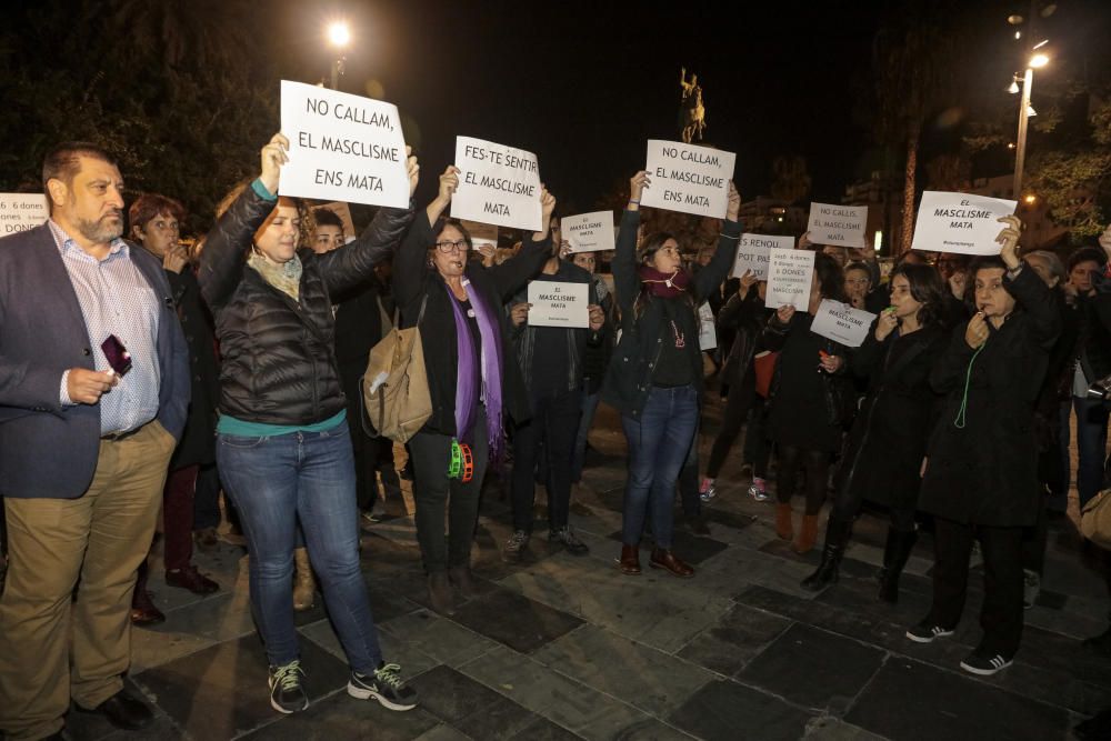 Cacerolada y minutos de silencio en memoria de la mujer asesinada