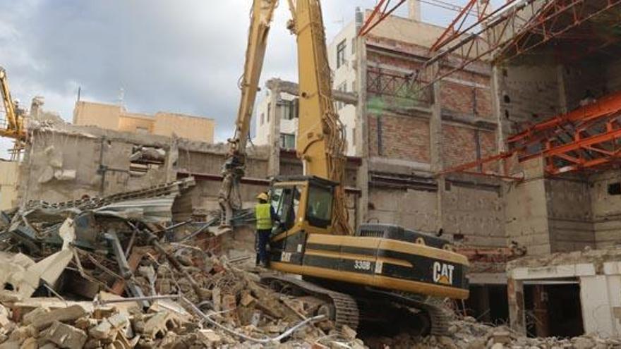Los trabajos de demolición del Cine Serra deben dejar hoy libre la calle
