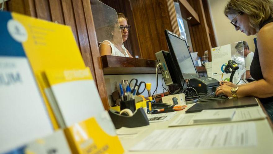 Una mujer ejerce su derecho al voto por correo. | | ANDRÉS GUTIÉRREZ