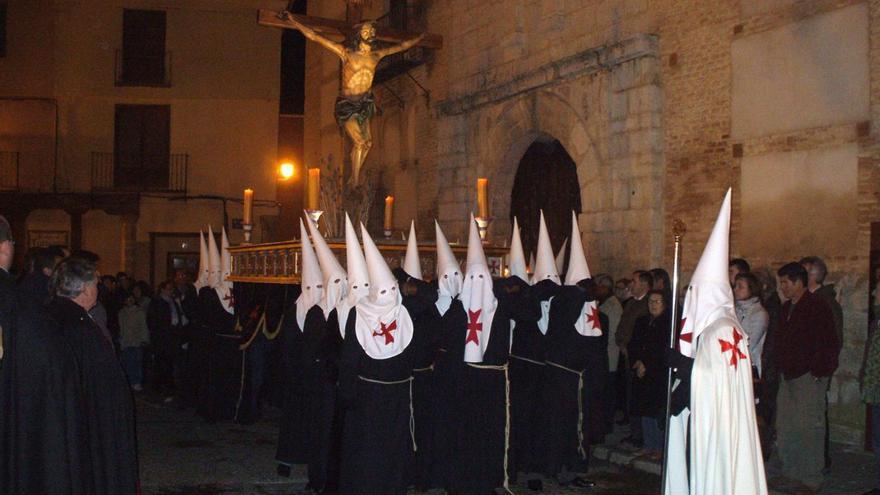 Salida del Vía crucis procesional de la iglesia del Santo Sepulcro en una edición anterior de la Pasión. | M. J. C. (ARCHIVO)