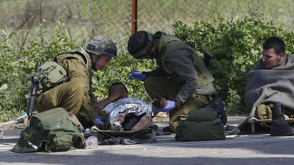 Un soldado israelí recibe atención médica tras ser herido en un enfrentamiento con Hizbulá.