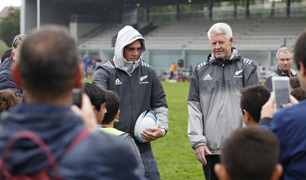 Los All Blacks dirigen un entrenamiento con alumnos en Gijón