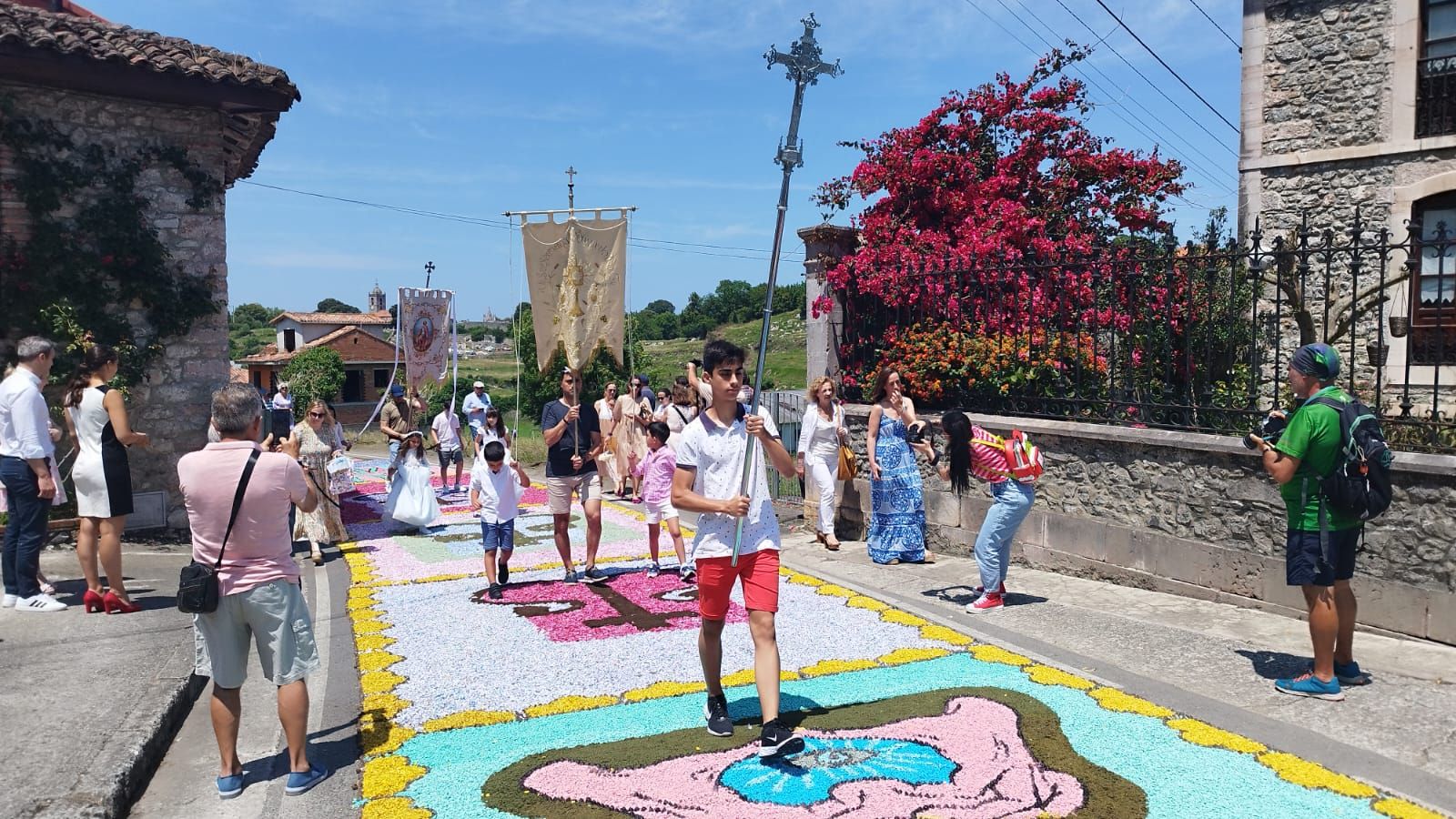 Así luce Cué durante sus fiestas de La Sacramental, en Llanes