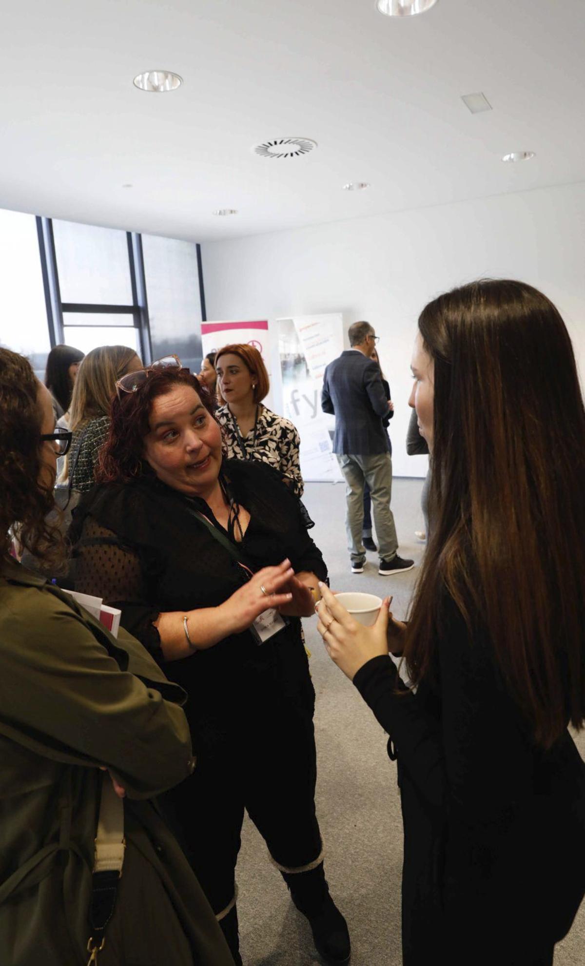 Participantes en un encuentro de fomento del empleo femenino.