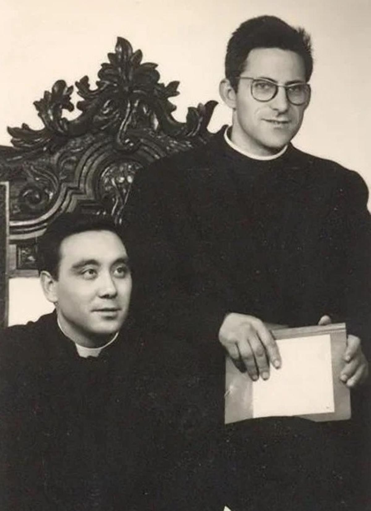 Ángel Silva y Ángel García -de pie-, en una foto de seminaristas.