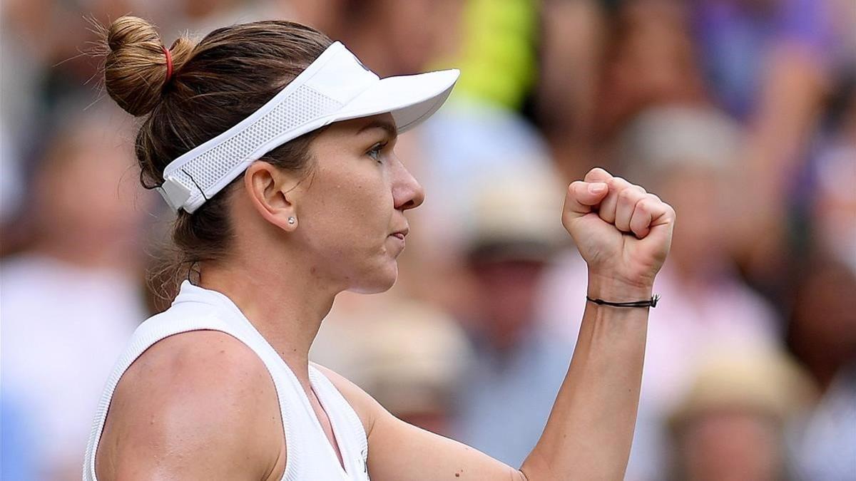 Halep celebra un punto ante Serena Williams en la final de Wimbledon.