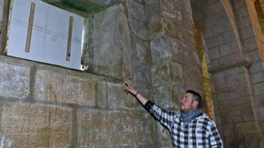 El robo de la ventana obligó a tapar el hueco con una placa.  // M.G. Brea