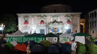 La acampada de docentes vuelve a tomar el centro de la plaza de la Virgen tras el Corpus y a la espera de la negociación del lunes