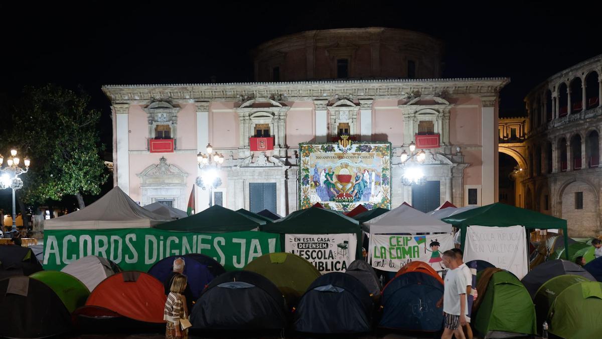 La acampada de docentes vuelve al centro de la Plaza