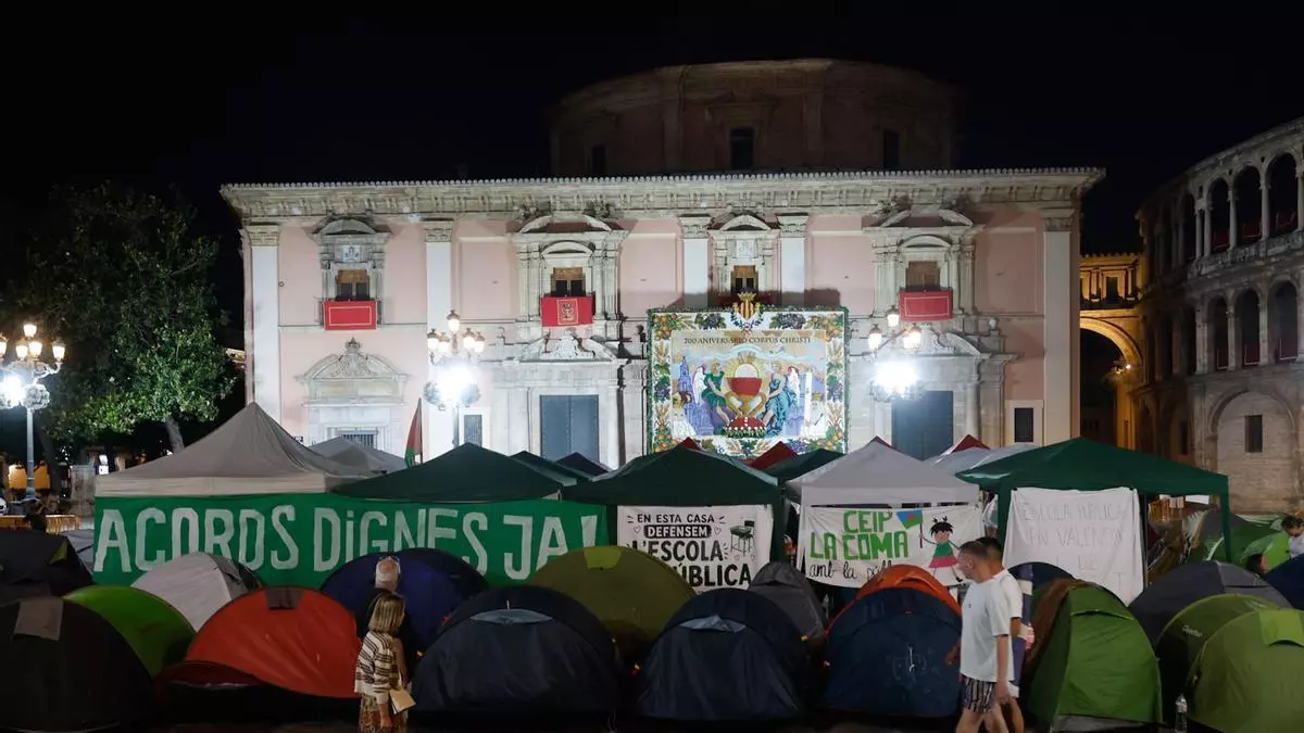 La acampada de docentes vuelve a tomar el centro de la plaza de la Virgen tras el Corpus y a la espera de la negociación del lunes
