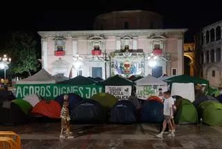 La acampada de docentes vuelve al centro de la Plaza