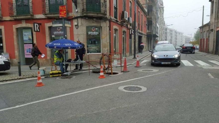 El jefe de la Policía Local obliga la retirada de la empresa sin autorización en la Avenida de Galicia. // Faro