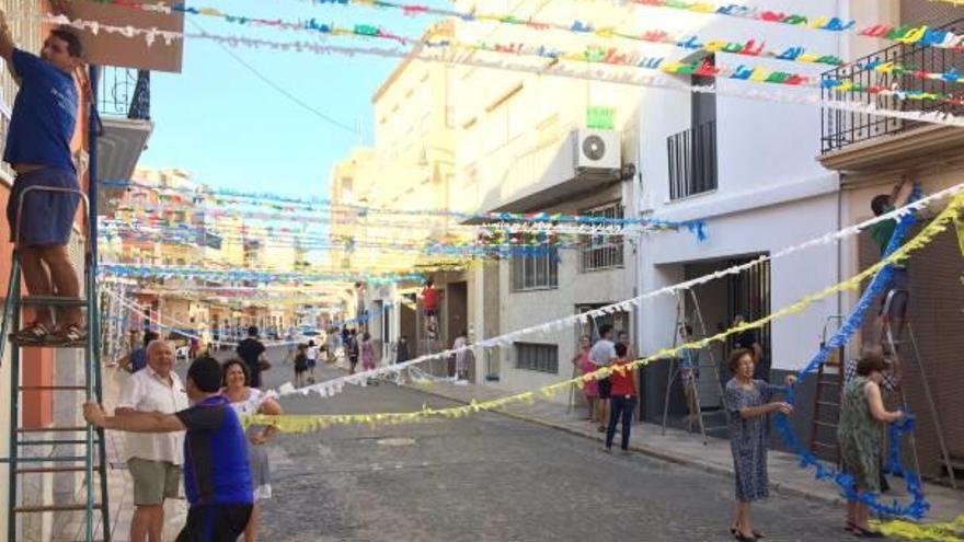 Los vecinos, ayer por la tarde, realizan los preparativos para las danzas de la noche.