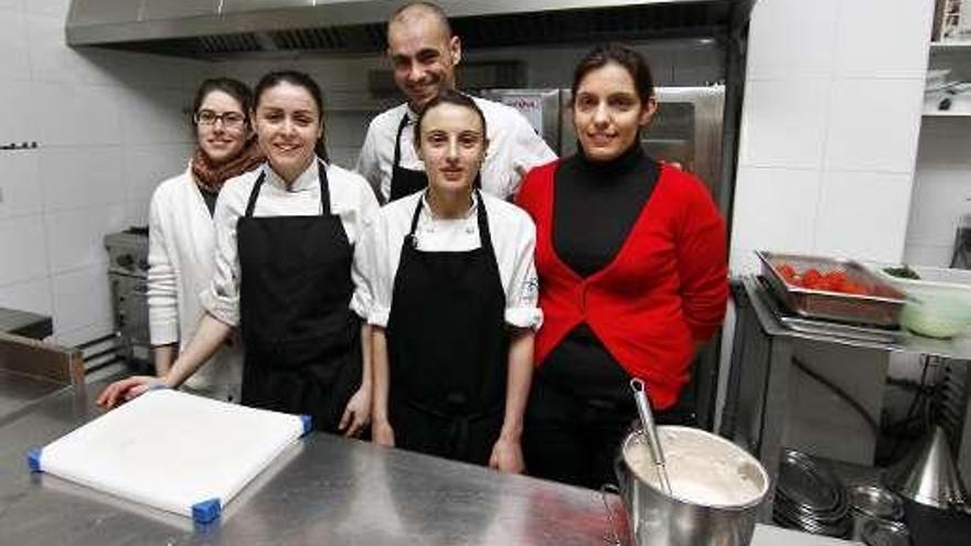 Desde la izq.: Andrea Panozzo (personal de sala), las cocineras Laura Rendo e Inés Abril, y María Pereira (sala), con Centeno.