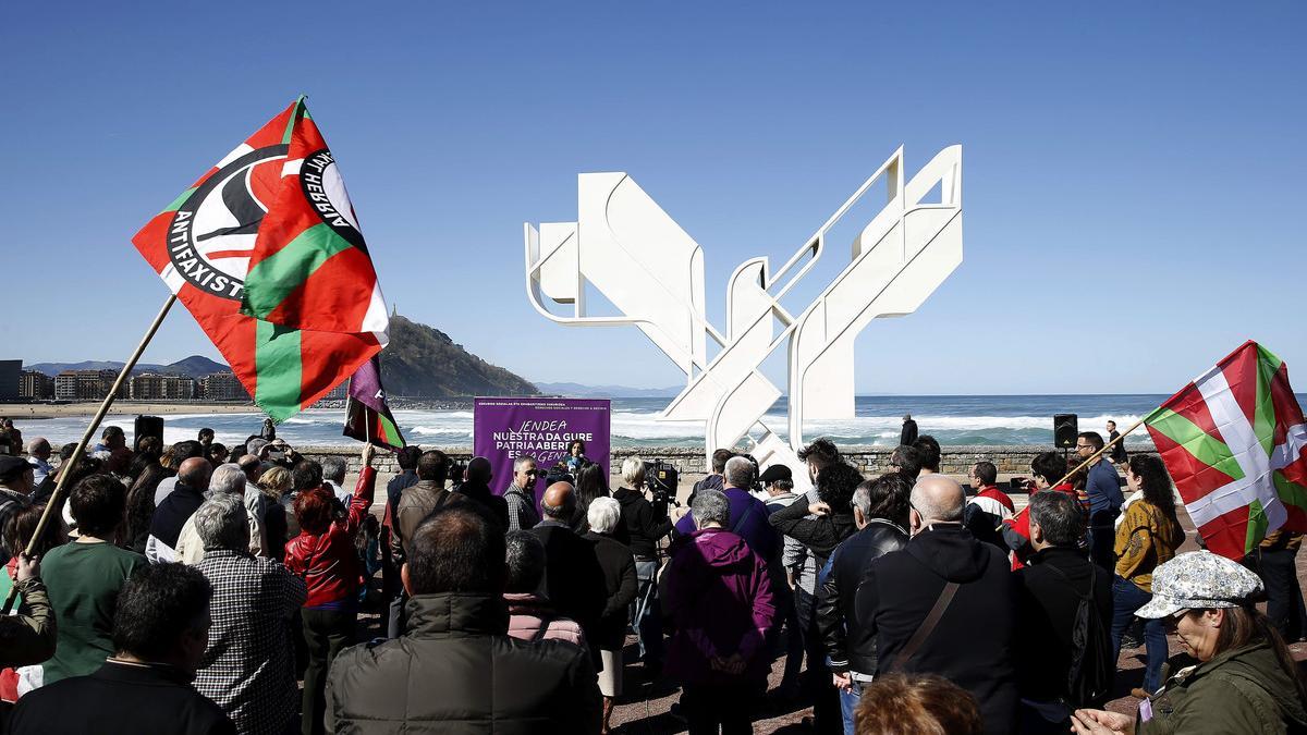 Podemos ha celebrado el Aberri Eguna con un acto simbólico ante la 'Paloma de la Paz' de San Sebastián.