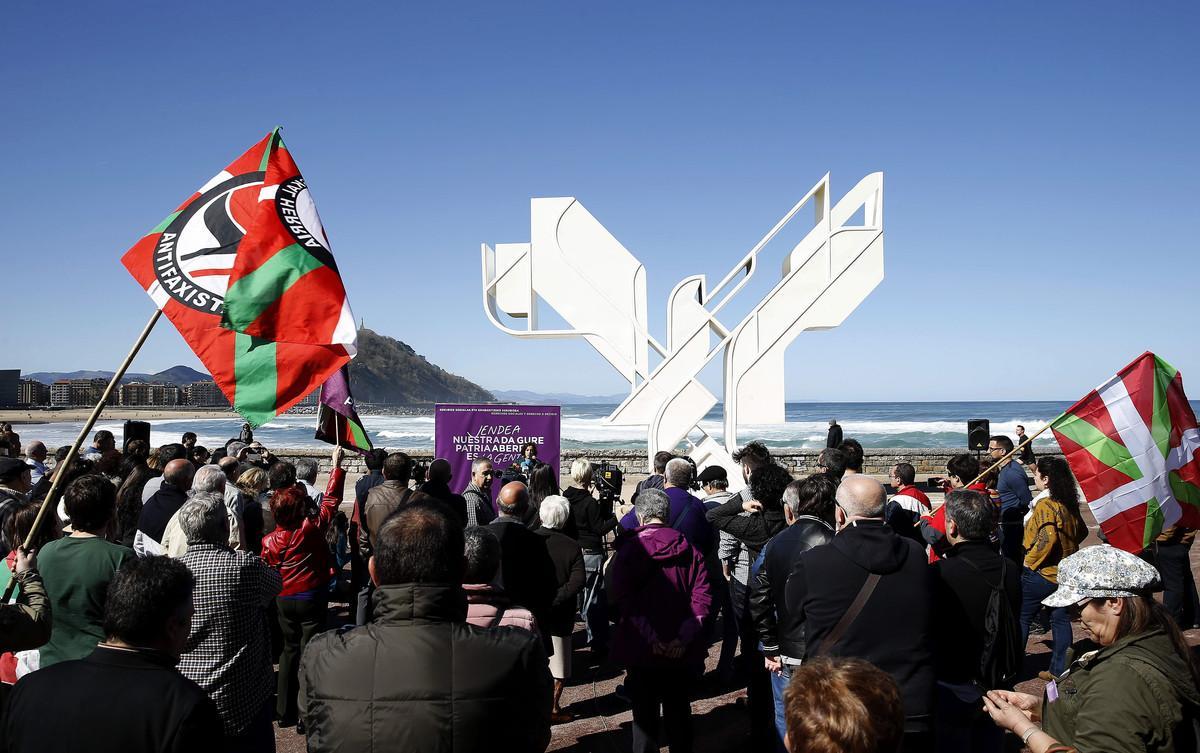 GRA081 SAN SEBASTIÁN, 27/03/2016.- Podemos ha celebrado hoy el Aberri Eguna (Día de la Patria vasca) con un acto simbólico ante la Paloma de la Paz de San Sebastián, en el que han vinculado los derechos sociales y el derecho a decidir. EFE/Javier Etxezarreta