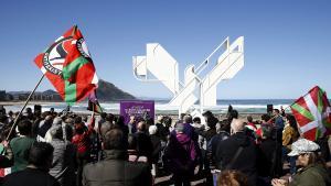 GRA081 SAN SEBASTIÁN, 27/03/2016.- Podemos ha celebrado hoy el Aberri Eguna (Día de la Patria vasca) con un acto simbólico ante la Paloma de la Paz de San Sebastián, en el que han vinculado los derechos sociales y el derecho a decidir. EFE/Javier Etxezarreta