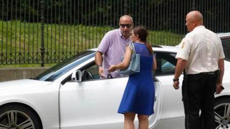 Daniel García Becerril sale de su coche para hablar con su hermana, Elena García. Junto a ellos, un guardia de seguridad.