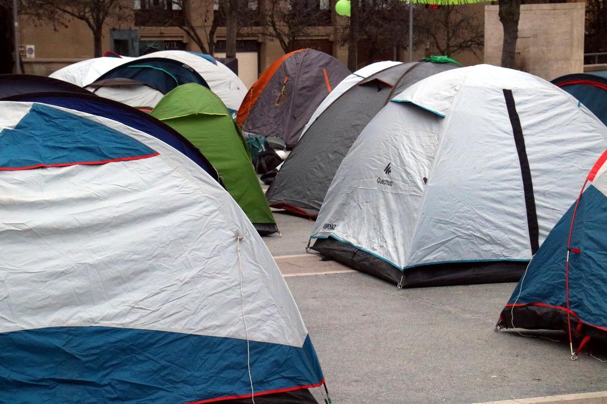Activistes de la PAHC han passat la nit a la plaça Sant Domènec de Manresa
