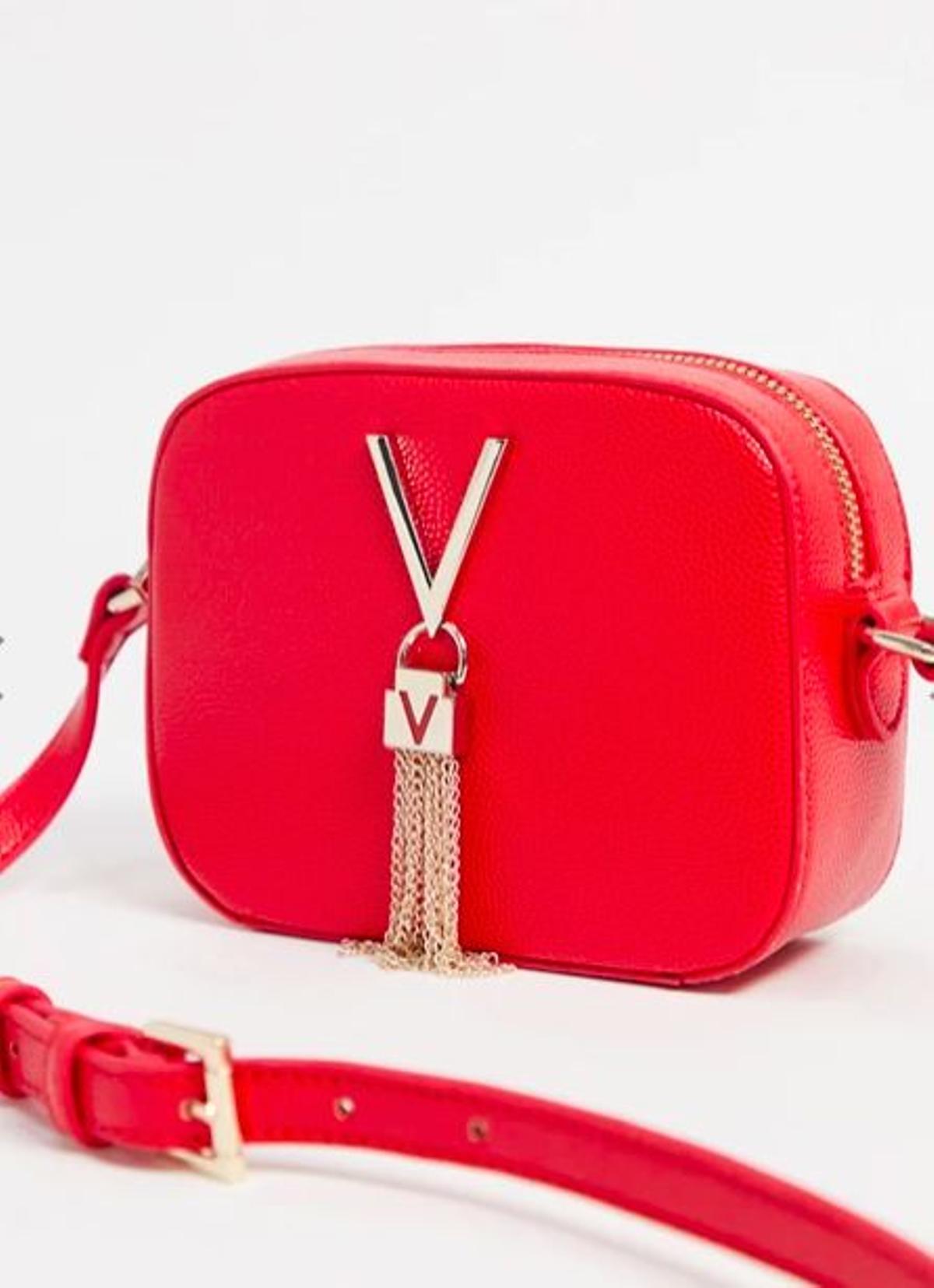 Bandolera estilo cámara con detalle de borla en rojo Divina de Valentino by Mario Valentino