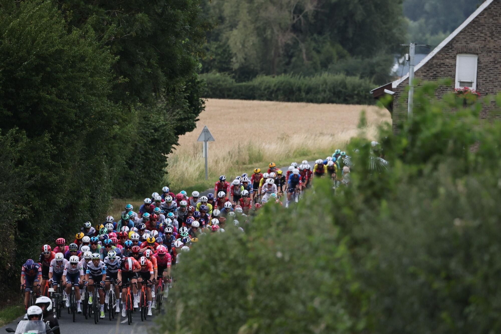Lille (France), 05/07/2025.- The pack rides through the countryside during the 1st stage of the Tour de France cycling race over 184.9km in Lille Metropole, France, 05 July 2025. (Ciclismo, Francia) EFE/EPA/CHRISTOPHE PETIT TESSON