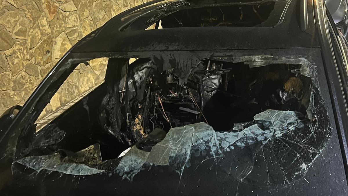 El vehículo del actual novio de la víctima fue incendiado de madrugada en una calle de Les Palmeres de Sueca.