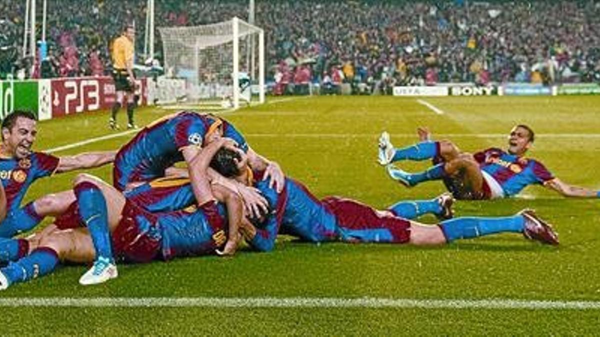 Los jugadores del Barça celebran con efusividad el gol de Pedro, ayer.